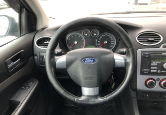 Подержанный автомобиль Ford Focus Sedan 2006 года (12 фото)