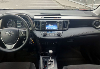 Подержанный автомобиль Toyota RAV4 2016 года (15 фото)