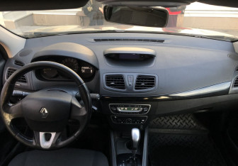 Подержанный автомобиль Renault Fluence 2011 года (11 фото)