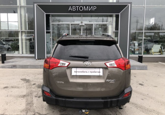 Подержанный автомобиль Toyota RAV4 2014 года (6 фото)