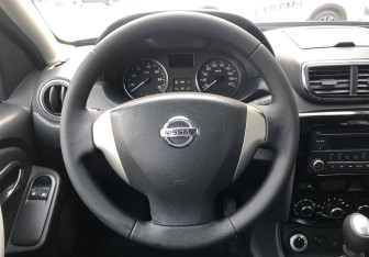 Подержанный автомобиль Nissan Terrano 2014 года (12 фото)