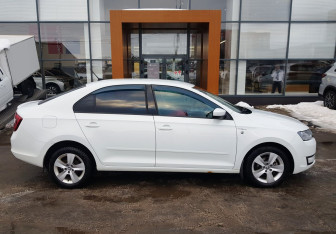 Подержанный автомобиль Skoda Rapid Liftback 2017 года (4 фото)