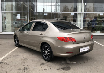 Подержанный автомобиль Peugeot 408 2012 года (5 фото)