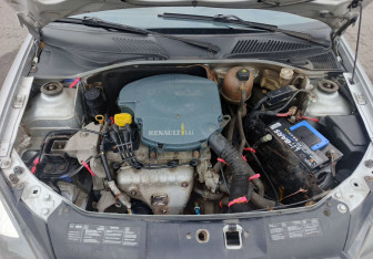 Подержанный автомобиль Renault Symbol 2005 года (11 фото)