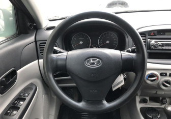Подержанный автомобиль Hyundai Verna Sedan 2007 года (12 фото)