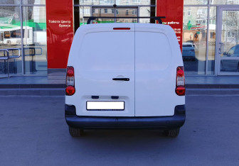 Подержанный автомобиль Peugeot Partner 2013 года (6 фото)