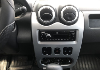 Подержанный автомобиль Renault Sandero 2013 года (13 фото)