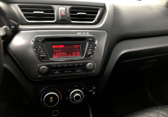 Подержанный автомобиль Kia Rio Sedan 2012 года (13 фото)