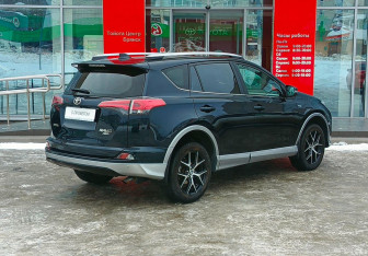 Подержанный автомобиль Toyota RAV4 2016 года (5 фото)