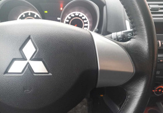 Подержанный автомобиль Mitsubishi ASX 2011 года (19 фото)