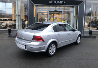 Подержанный автомобиль Opel Astra Sedan 2010 года (7 фото)