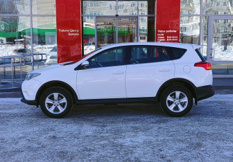 Подержанный автомобиль Toyota RAV4 2013 года (8 фото)