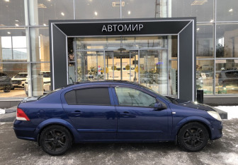 Подержанный автомобиль Opel Astra Sedan 2008 года (4 фото)