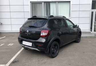 Подержанный автомобиль Renault Sandero 2018 года (7 фото)