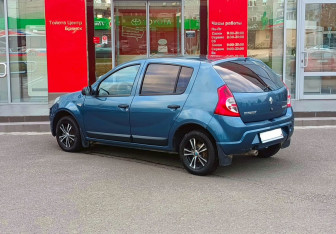 Подержанный автомобиль Renault Sandero 2012 года (7 фото)