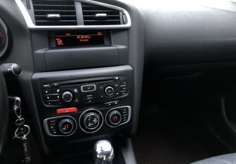 Подержанный автомобиль Citroen C4 Hatchback 2012 года (14 фото)