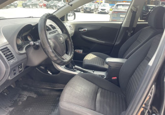 Подержанный автомобиль Toyota Corolla Sedan 2011 года (9 фото)