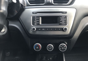 Подержанный автомобиль Kia Rio Sedan 2017 года (14 фото)