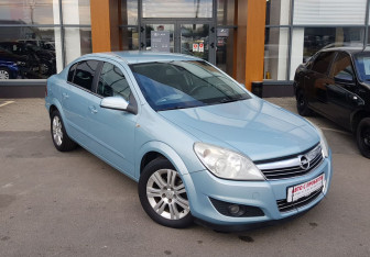 Подержанный автомобиль Opel Astra Sedan 2009 года (3 фото)