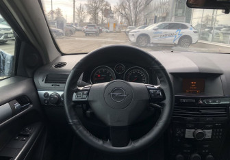 Подержанный автомобиль Opel Astra Hatchback 2008 года (12 фото)