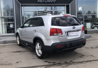 Подержанный автомобиль Kia Sorento 2011 года (7 фото)