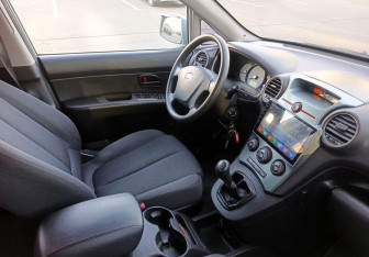 Подержанный автомобиль Kia Carens 2007 года (14 фото)