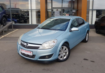 Подержанный автомобиль Opel Astra Sedan 2009 года (1 фото)