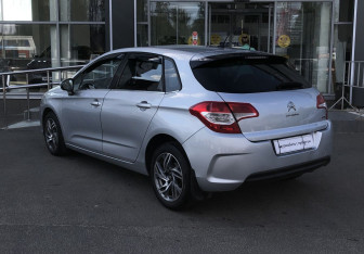 Подержанный автомобиль Citroen C4 Hatchback 2012 года (7 фото)