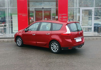 Подержанный автомобиль Renault Scenic 2011 года (7 фото)