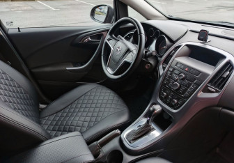 Подержанный автомобиль Opel Astra Sedan 2013 года (13 фото)