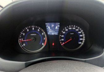 Подержанный автомобиль Hyundai Solaris Hatchback 2011 года (13 фото)