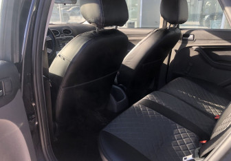 Подержанный автомобиль Ford Focus Sedan 2005 года (11 фото)