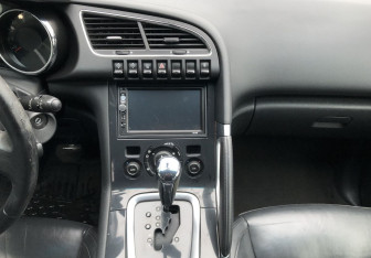 Подержанный автомобиль Peugeot 3008 2010 года (11 фото)