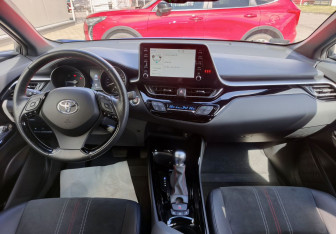 Подержанный автомобиль Toyota C-HR 2021 года (15 фото)