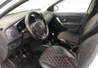 Подержанный автомобиль Renault Logan Sedan 2015 года (9 фото)