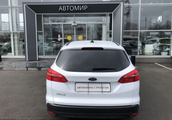 Подержанный автомобиль Ford Focus Wagon 2017 года (6 фото)