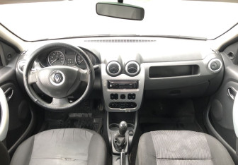 Подержанный автомобиль Renault Logan Sedan 2013 года (10 фото)