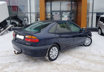 Подержанный автомобиль Renault Laguna Liftback 2000 года (5 фото)