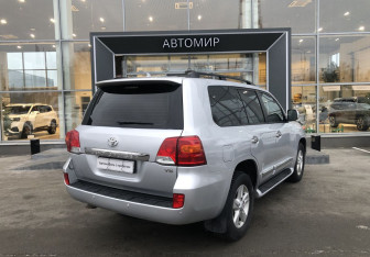 Подержанный автомобиль Toyota Land Cruiser Suv 2013 года (5 фото)