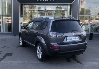 Подержанный автомобиль Mitsubishi Outlander 2008 года (7 фото)