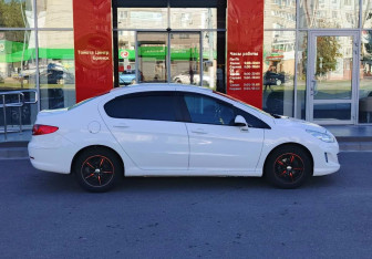 Подержанный автомобиль Peugeot 408 2014 года (4 фото)