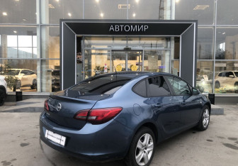 Подержанный автомобиль Opel Astra Sedan 2013 года (5 фото)