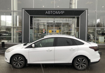 Подержанный автомобиль Ford Focus Sedan 2013 года (8 фото)