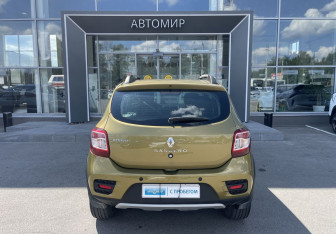 Подержанный автомобиль Renault Sandero 2015 года (6 фото)