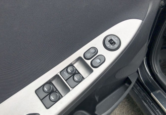 Подержанный автомобиль Hyundai Solaris Hatchback 2015 года (14 фото)