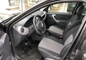 Подержанный автомобиль Renault Logan Sedan 2012 года (9 фото)