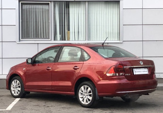 Подержанный автомобиль Volkswagen Polo Sedan 2015 года (7 фото)