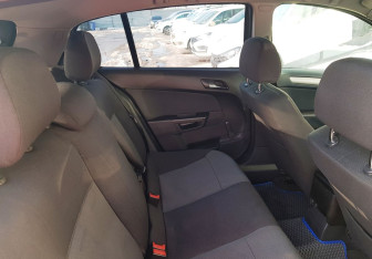 Подержанный автомобиль Opel Astra Hatchback 2007 года (10 фото)