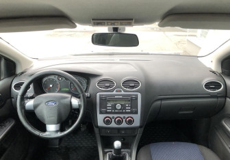 Подержанный автомобиль Ford Focus Sedan 2006 года (10 фото)