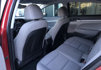 Подержанный автомобиль Hyundai Elantra Sedan 2018 года (11 фото)
